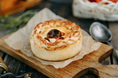 Tahta bir masada sebzeli turta. Sıcak tavuklu börek..