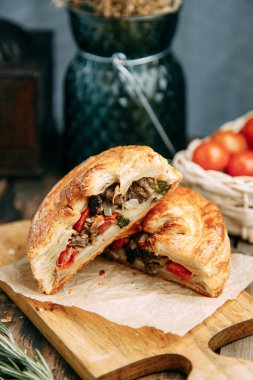 Ulusal mutfaktaki puf böreği. Et ve sebzeli biftek turtası..