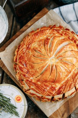 Ahşap arka planda pişirme, yakın plan. Farklı dolgulu puf böreği..