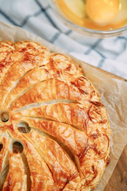 Ahşap arka planda pişirme, yakın plan. Farklı dolgulu puf böreği..