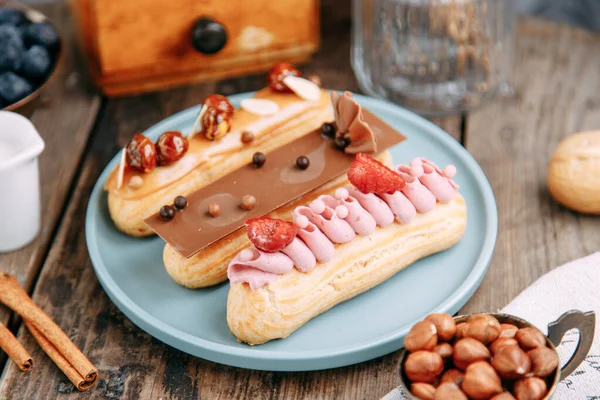 Eclairs Decorado Con Chocolate Bayas Plato Pasteles Tradicionales Franceses Con — Foto de Stock