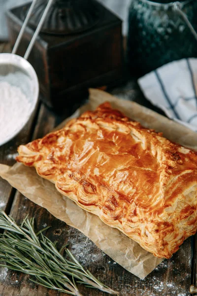 Baka Trä Bakgrund Närbild Puff Bakverk Kyckling Paj Med Olika — Stockfoto