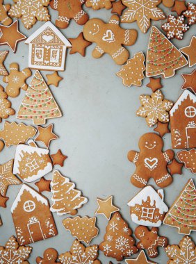 Zencefilli tatil kurabiyelerinin düz bir düzeni ve boş bir arka planı var. Noel hediyesi kutuları, kurabiyeler, koniler.