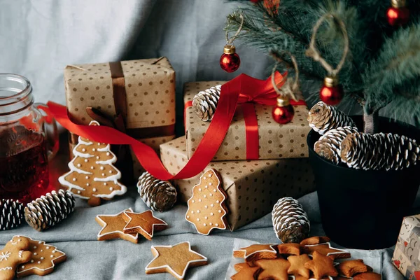 Arreglo Regalos Con Piñas Galletas Jengibre Cajas Regalo Navidad Bajo — Foto de Stock