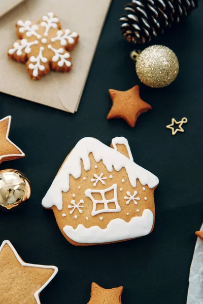 Composición Con Galletas Jengibre Conos Sobre Fondo Oscuro Diseño Plano — Foto de Stock