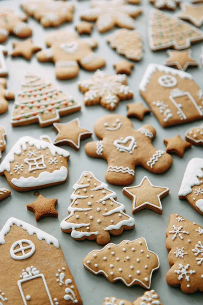 Galletas Forma Casa Árbol Navidad Una Persona Una Estrella Decorada — Foto de Stock