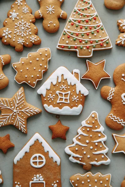 Galletas Forma Casa Árbol Navidad Una Persona Una Estrella Decorada — Foto de Stock