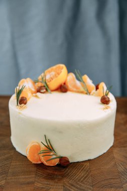 Tahta arka planda taze böğürtlenli tatlı pasta. Yumuşak kremalı ve meyveli kek..