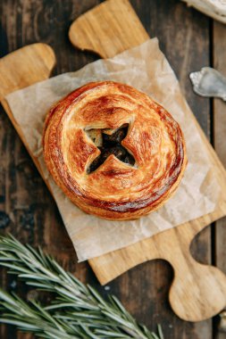 Turtalar yakın planda kesiliyor. Tavuklu turta ve puf böreğinden mantar..