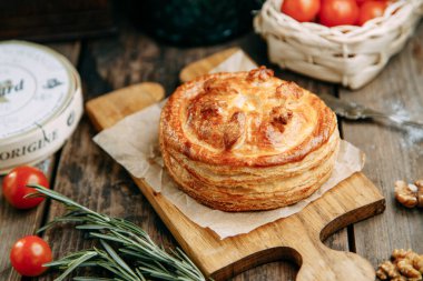 Turtalar yakın planda kesiliyor. Tavuklu turta ve puf böreğinden mantar..