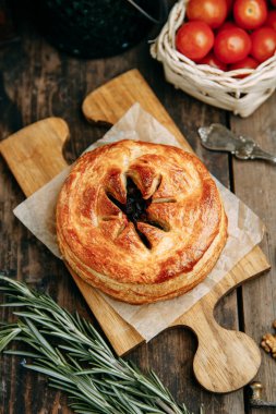 Turtalar yakın planda kesiliyor. Tavuklu turta ve puf böreğinden mantar..