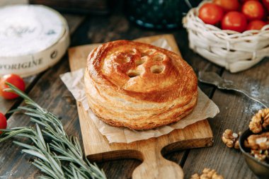 Turtalar yakın planda kesiliyor. Tavuklu turta ve puf böreğinden mantar..