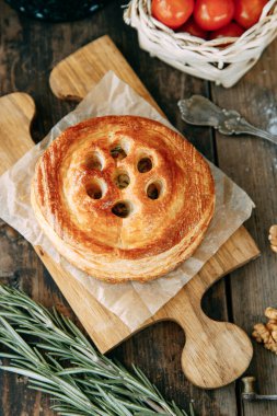 Turtalar yakın planda kesiliyor. Tavuklu turta ve puf böreğinden mantar..