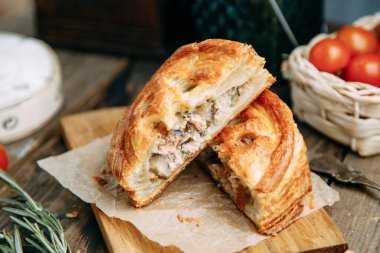 Turta, balıkla yakın plan kesim. Somonlu puf böreği..