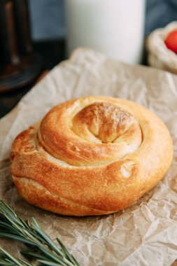 Turtayı yakın plan çeviriyorum. Geleneksel Moldova ve Romen pastası salyangoz şeklinde.