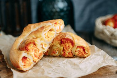 Turtayı yakın çekimde döndürüyorum. Geleneksel Moldova ve Romen pastası salyangoz şeklinde.