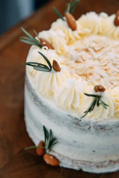 Bolo doce com bagas frescas em um fundo de madeira. Bolo com creme delicado e frutas close-up. — Fotografia de Stock