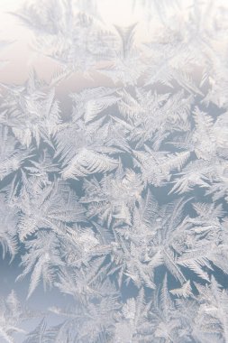 Kış penceresinde buz gibi doğal desen var. Donmuş camdaki buzun dokusu.