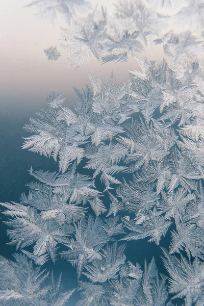 Frosty natural pattern on the winter window. The texture of ice on frozen glass. — Stock Photo, Image