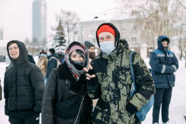 Yekaterinburg, Rusya - 23 Ocak 2021: Navalny 'ye destek için 23 Ocak' ta Moskova 'da bir protesto mitingi. Çevik Kuvvet 'in arka planında yakın plan bir adam var..