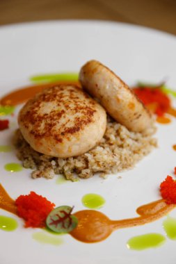 Restoran servis tabakları, yakın çekim. Karabuğday, mantar ve soslu pirzola..