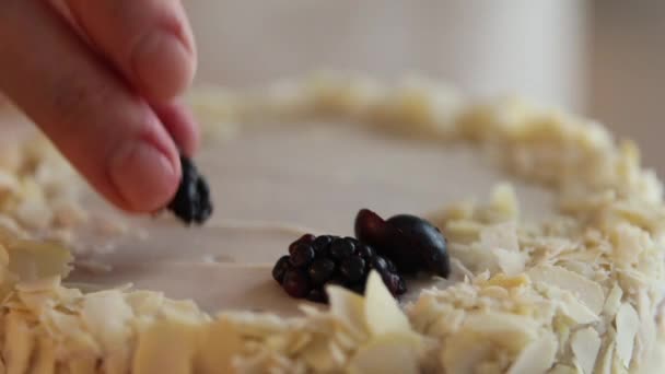 Bereiding Decoratie Van Esterhazy Cake Met Bessen Een Jonge Banketbakker — Stockvideo
