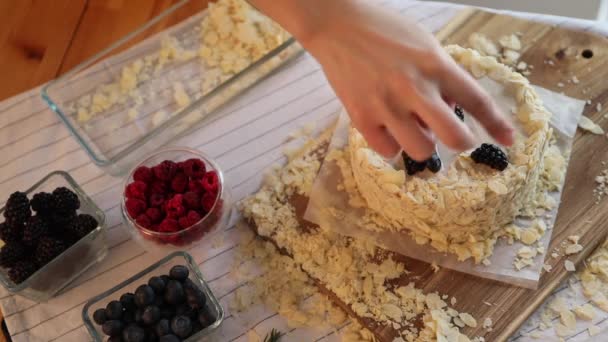 Bereiding Decoratie Van Esterhazy Cake Met Bessen Een Jonge Banketbakker — Stockvideo