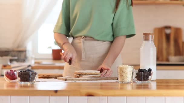 Kadın Bir Pasta Şefi Bisküvinin Üzerine Krema Döker Hem Pasta — Stok video