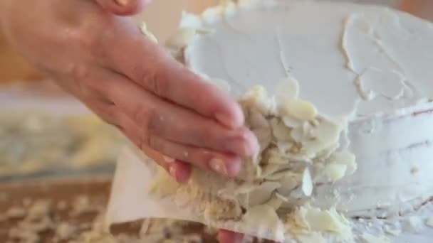 Una Pastelera Femenina Prepara Pastel Decora Con Hojuelas Almendras Las — Vídeo de stock