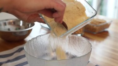 Genç bir pasta şefi kek yapmak için soya unu döküyor. Vejetaryen malzemeli ev yapımı kekler pişiriyorum..