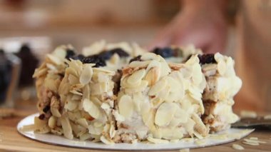 Pastayı dikkatlice bıçakla dilimlere ayırın. Badem ve dutlu Esterhazy keki.