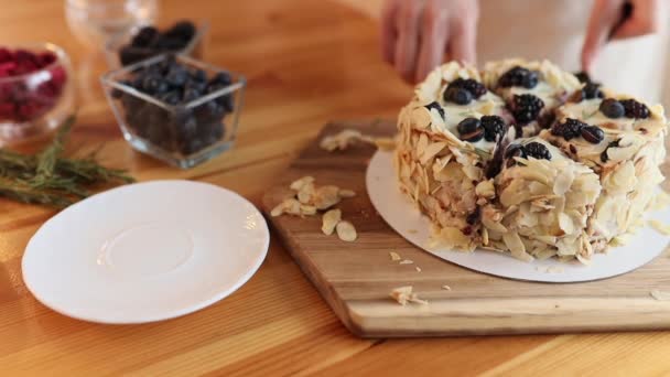 Close Hati Hati Memotong Kue Dengan Pisau Menjadi Irisan Kue — Stok Video