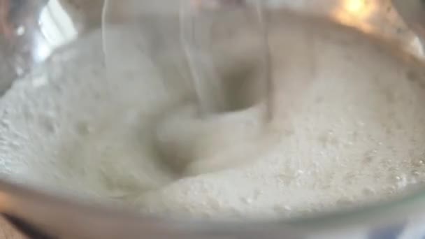ビーガンケーキ東漠然としたためのホイップクリーム ミキサーで卵を閉じるとホイップ 60Fps — ストック動画