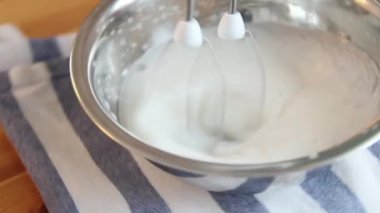Vejetaryen pastası için krem şanti. Karıştırıcıyla yumurta çırpıyorum. 60 fps.