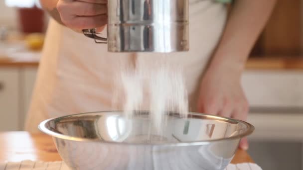 Für Den Teig Mehl Und Milch Zugeben Ein Konditormädchen Bereitet — Stockvideo