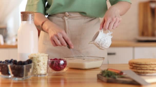 Demir Bir Kasede Hamur Yoğurmak Pasta Şefi Kız Tatlı Kek — Stok video