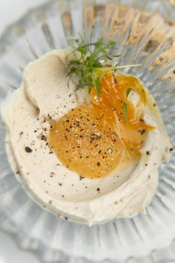 Restoran yemeklerine yakın çekim. Kızarmış ekmekle birlikte beyaz tabakta hindi ciğeri ezmesi.