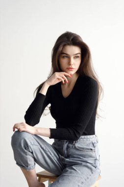 Güzellik portresi, parlak bir stüdyoda testler. Beyaz arka planda güzel, nazik bir kadının Vogue tarzı portresi..