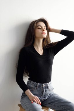 Güzellik portresi, parlak bir stüdyoda testler. Beyaz arka planda güzel, nazik bir kadının Vogue tarzı portresi..