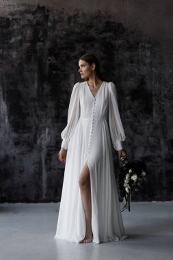 Rus düğününde, stüdyoda Avrupa tarzında şık bir gelin. Siyah arkaplanda güzel bir resim..