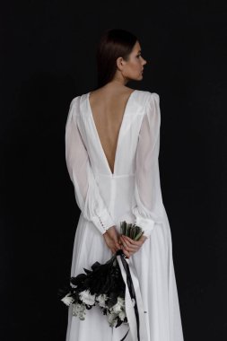 Rus düğününde, stüdyoda Avrupa tarzında şık bir gelin. Siyah arkaplanda güzel bir resim..