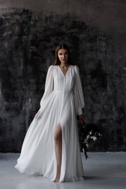 Rus düğününde, stüdyoda Avrupa tarzında şık bir gelin. Siyah arkaplanda güzel bir resim..