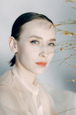 Stüdyoda güzel bir kız poz veriyor, güzel sanatlar tarzında. Uçan elbiseli, şehvetli bir bayanın moda sanat fotoğrafı..