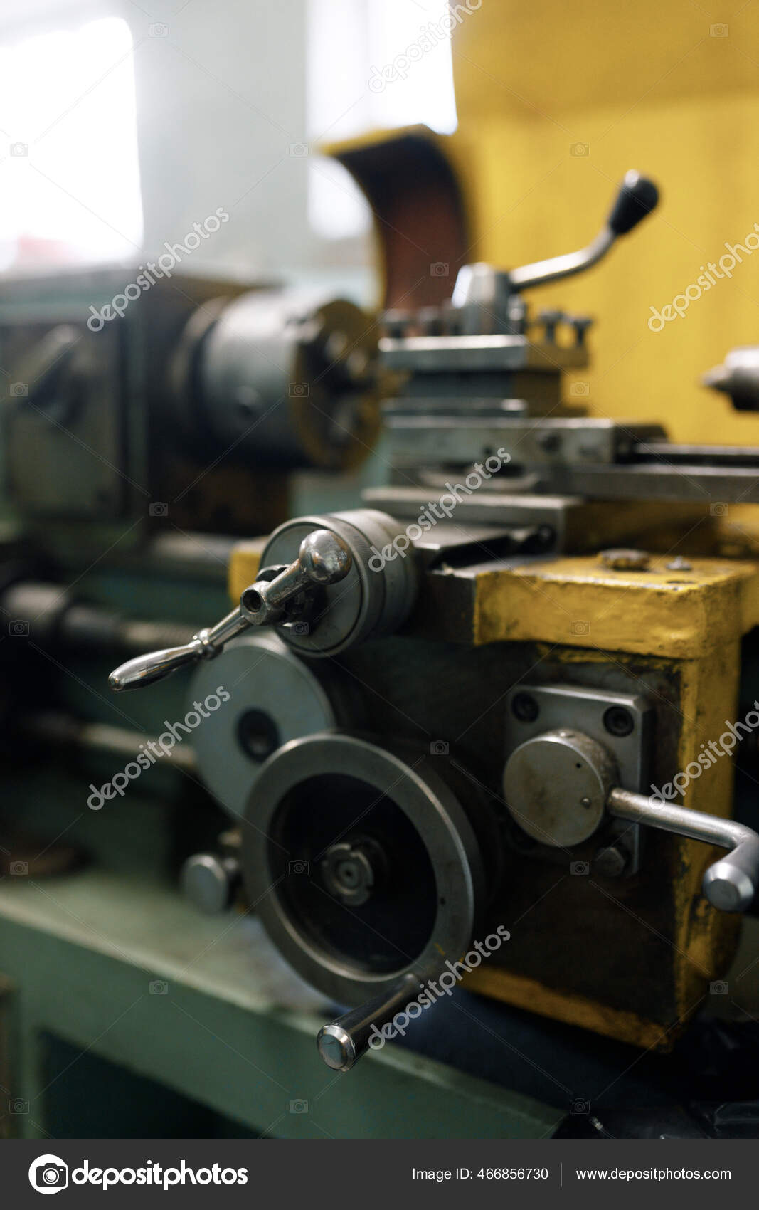 Torno de cerrajero viejo, componentes y herramientas. Torno de primer  plano, metal con un fondo borroso.: fotografía de stock © pavelvozmischev  #466856730