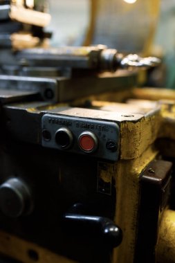 Düğmeler ve insani işletme için uzaktan kumanda mekanizmaları. Torna tezgahında başlatma düğmesi.