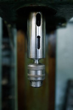 Eski dükkanda sondaj makinesi. Matkap parçaları ve matkaplarla Milli.