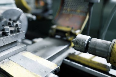 Eski çilingir tornası, parçalar ve aletler. Torna, arka planı bulanık metal..