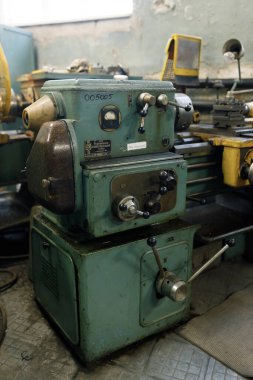 Torna tezgahındaki eski bir metal torna tezgahının önü. Torna parçaları ve Milli.
