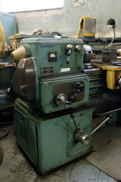 Torna tezgahındaki eski bir metal torna tezgahının önü. Torna parçaları ve Milli.