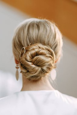 Gelinin görüntüsü, mücevherler ve düğündeki detaylar. Güzel düğün saç stili arka plan yakın plan.